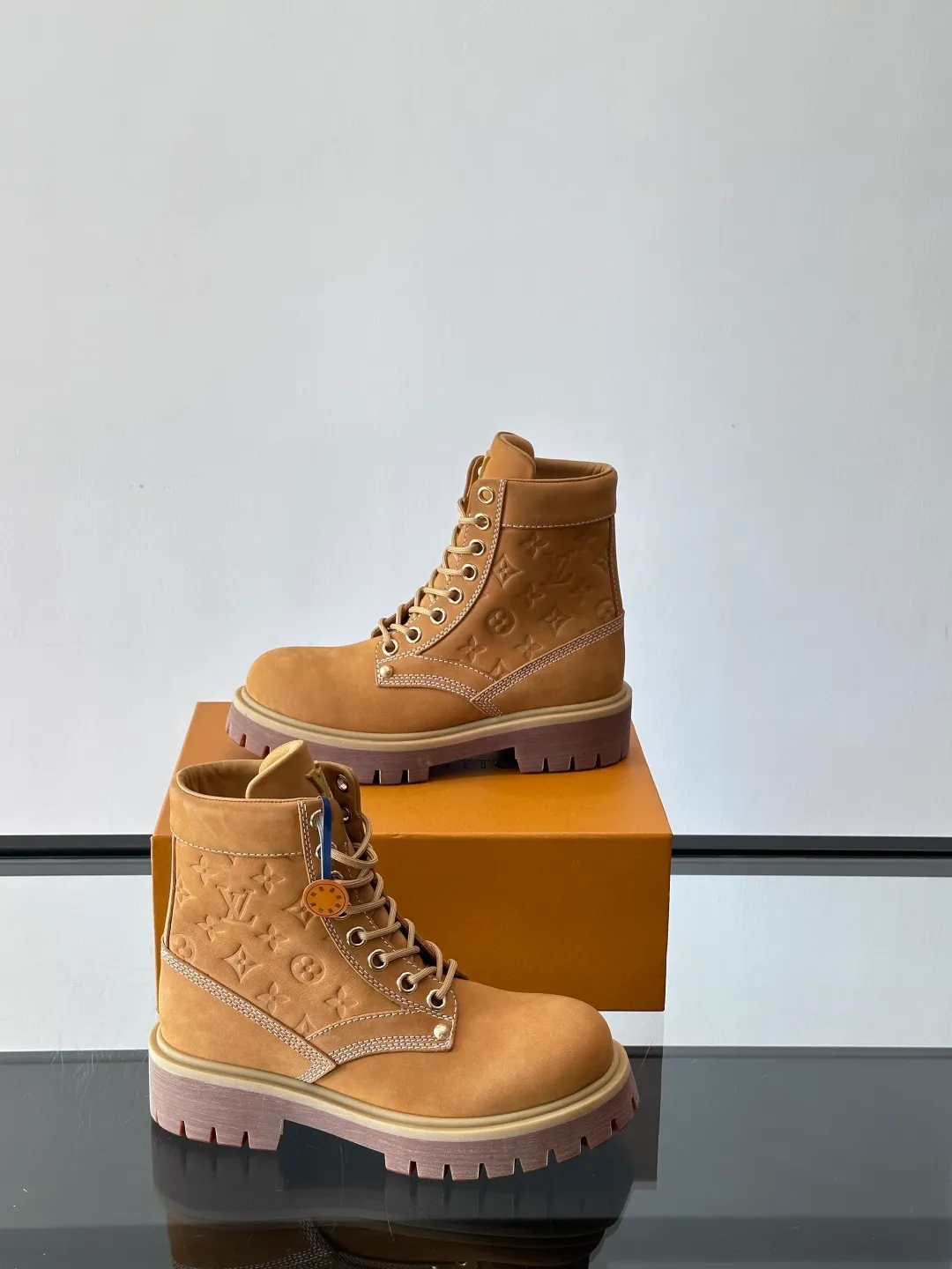 [L Home] Top P: 920💰 Size: 39-44 (45 can be customized) LOUIS VUITTON Louis Vuitton ss25 LV Donkey brand new thick-soled lace-up big-toe shoes men's casual shoes high-top short boots. These boots are crafted from top-grain calf leather for a lightweight and comfortable fit. The thick EVA outsole is embellished with eye-catching ridges, and the trendy attitude of being both strong and soft makes it an everyday choice. ✔Upper: imported first-layer cowhide ✔Lining: cowhide ✔Outsole: original molded outsole